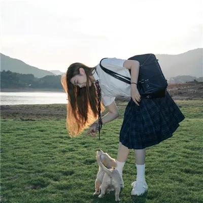 穿黄靴子的女孩